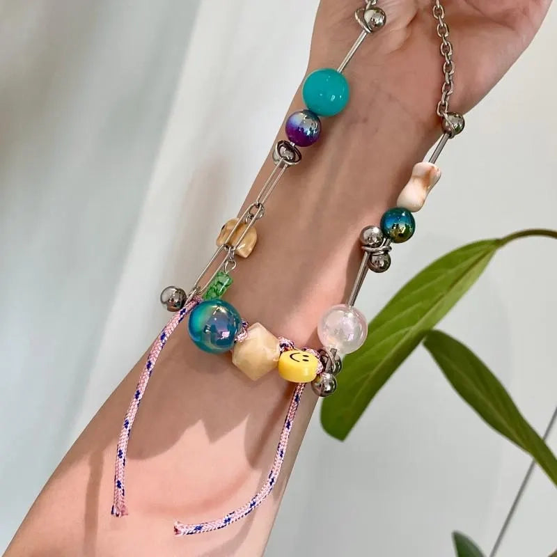 Collana con faccina sorridente e perline di vetro di cristallo: gioiello colorato fatto a mano