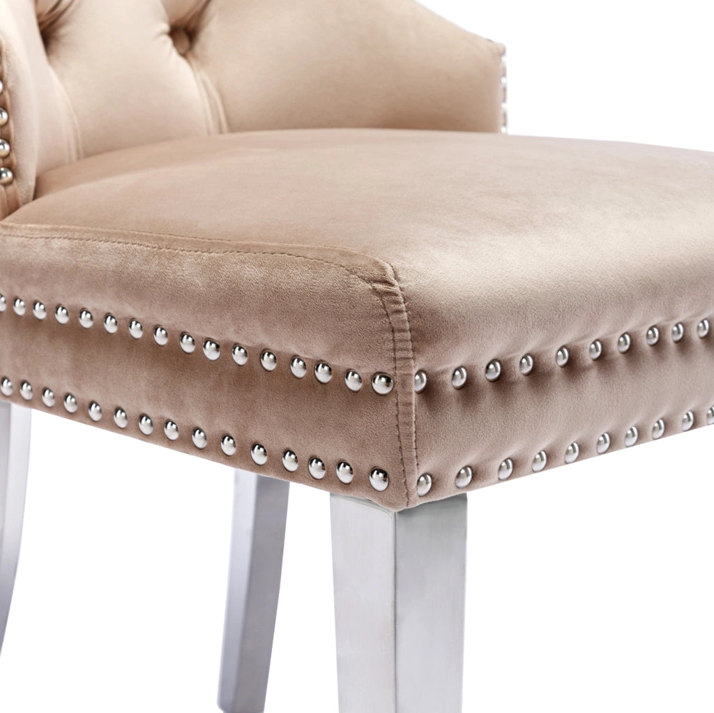Sedia da pranzo in velluto beige con telaio in legno massiccio; gambe in metallo e schienale con fibbia quadrata