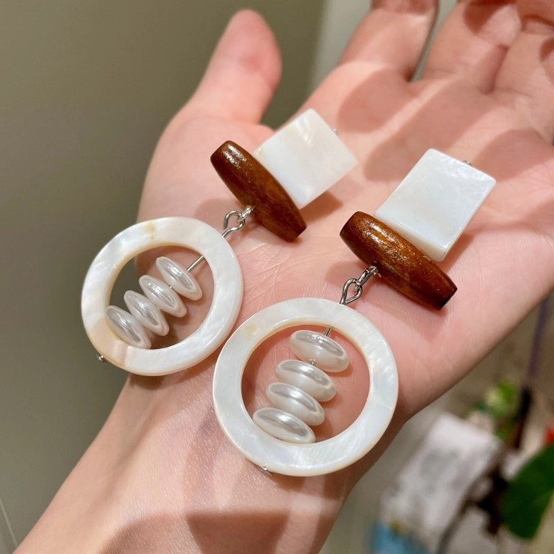 Orecchini pendenti rotondi con nappe e perline a forma di conchiglia in stile retr¨° di Hong Kong, eleganti orecchini lunghi in legno con perle che snelliscono il viso.