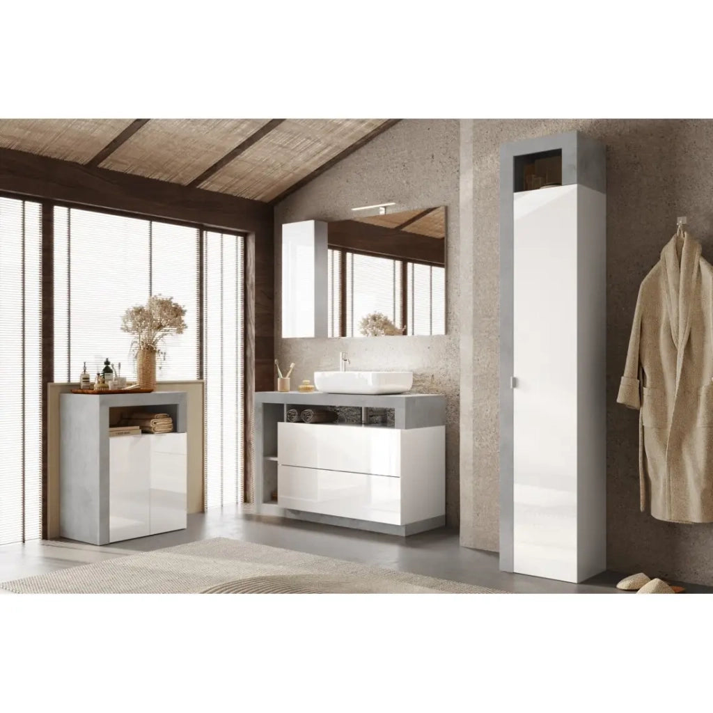 Armadio 1 porta 5 ripiani, collezione BURA. Colori bianco lucido laccato e grigio effetto cemento.