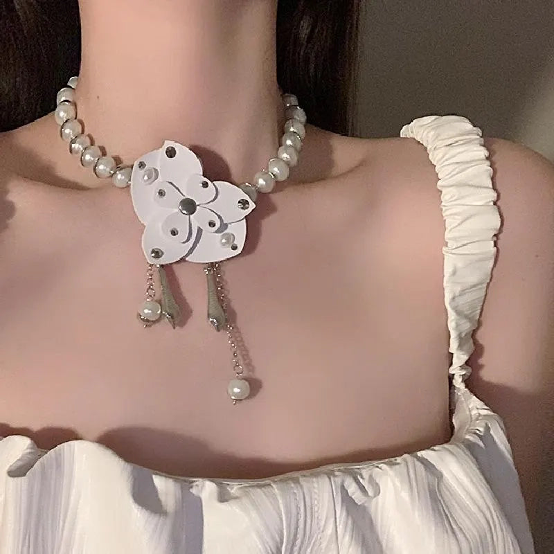 Collana retr¨° francese con farfalla delle nevi, perle irregolari, dettagli in pelle, falaenopsis, collana fatta a mano