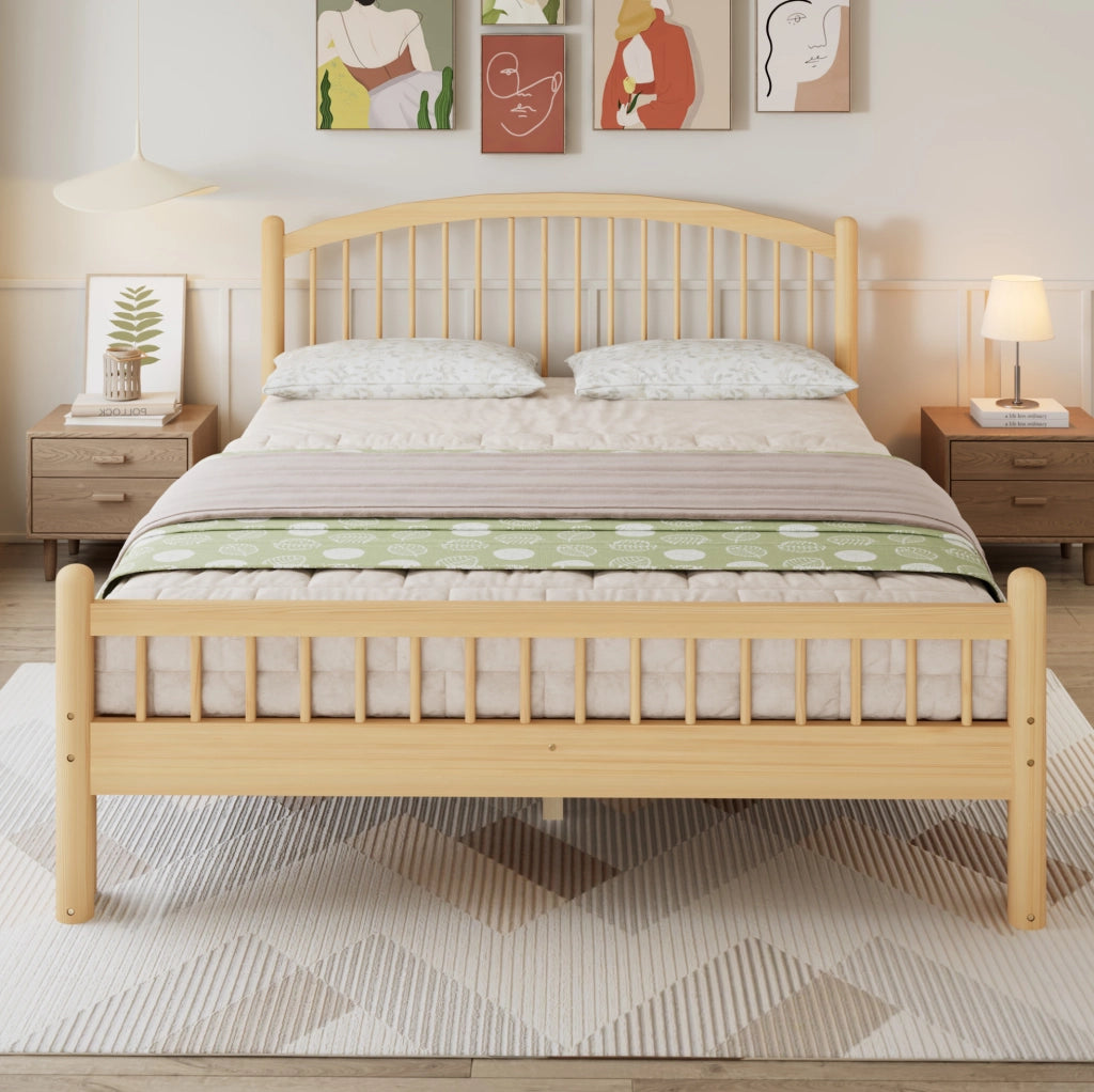 Letto in legno massello 140x200 cm dal design minimal con rete a doghe