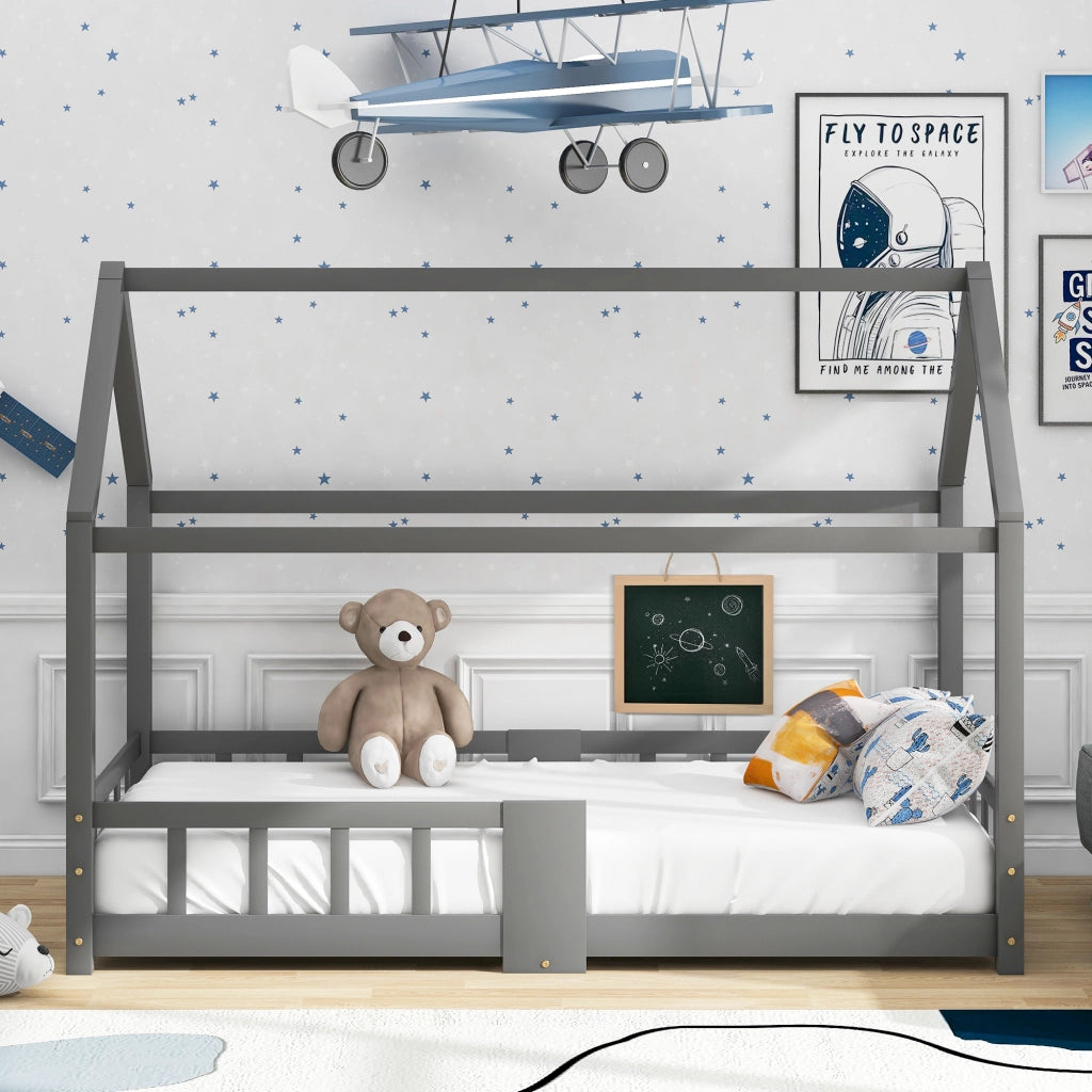 Letto a casetta per bambini 90 x 200 cm, letto in legno per cameretta con lavagna, rete a doghe e sponda di sicurezza, in legno di pino, grigio (senza