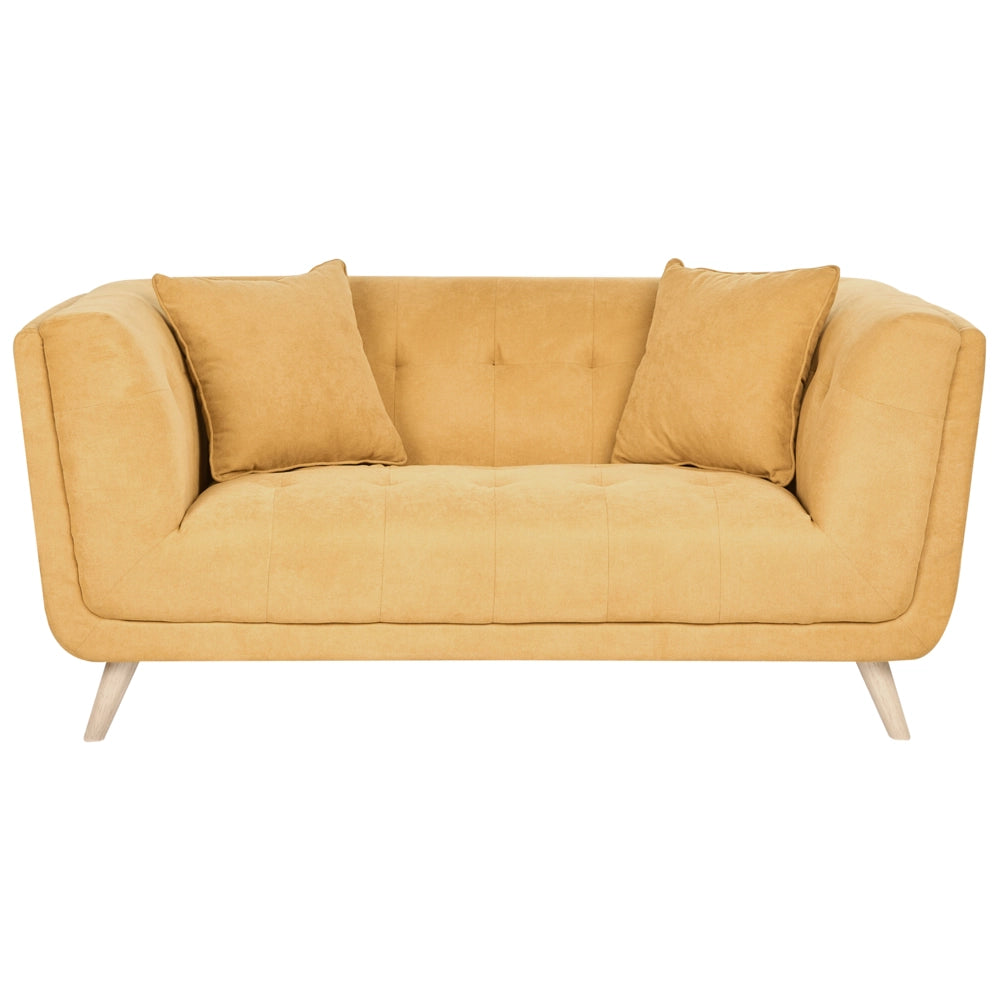 Divano a 2 posti in tessuto con cuscini decorativi, gambe in legno e trapuntatura decorativa, stile retrò senape
