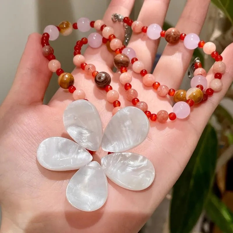 Collana vintage fatta a mano con perline di conchiglie naturali a forma di fiore, regalo di Natale o di compleanno.