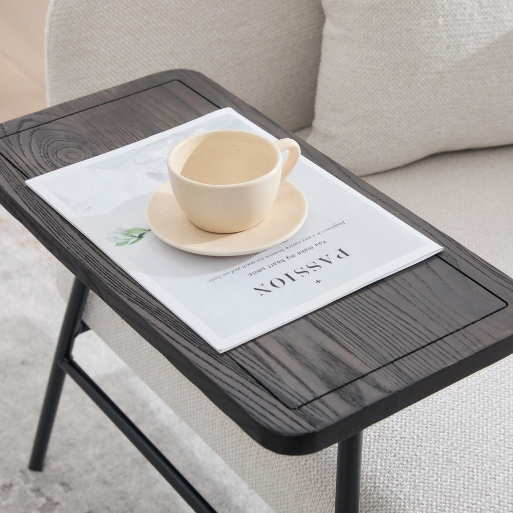 Poltrona da relax in chenille beige con tavolino laterale e tasche portaoggetti