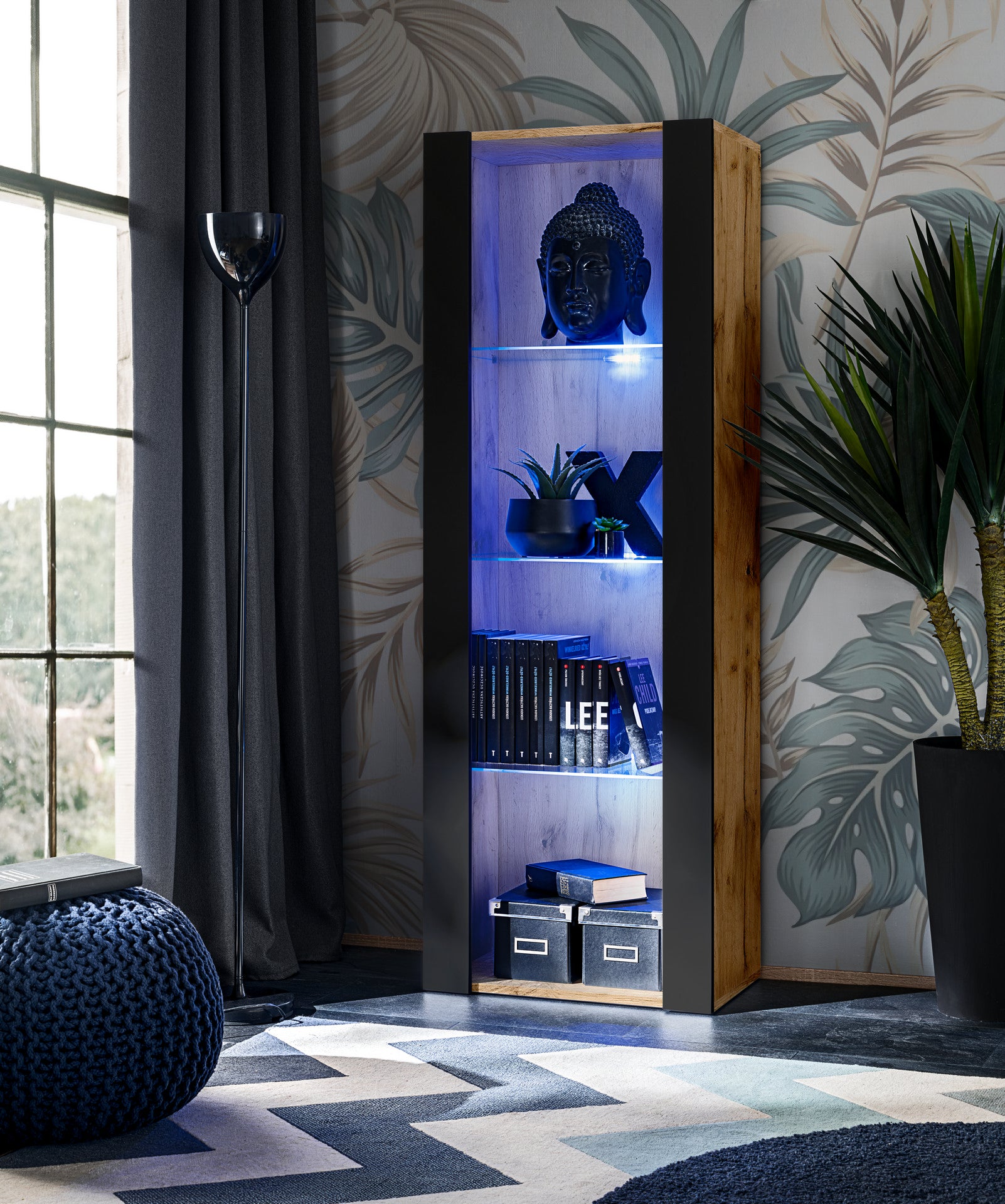 Vetrina Tivoli, Komodee, Wotan/Nero, Larghezza 55 cm x Altezza 159 cm x Profondità 35 cm, LED BLU, 3 ripiani, Per soggiorno, Camera da letto, anticamera