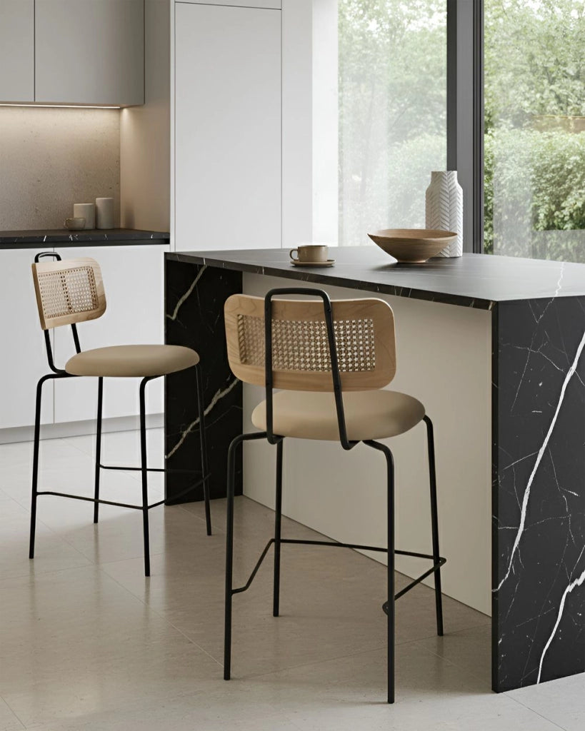 Set di 2 sedie da bar con seduta in ecopelle beige chiaro schienale in rattan gambe in ferro senza braccioli design boho moderno