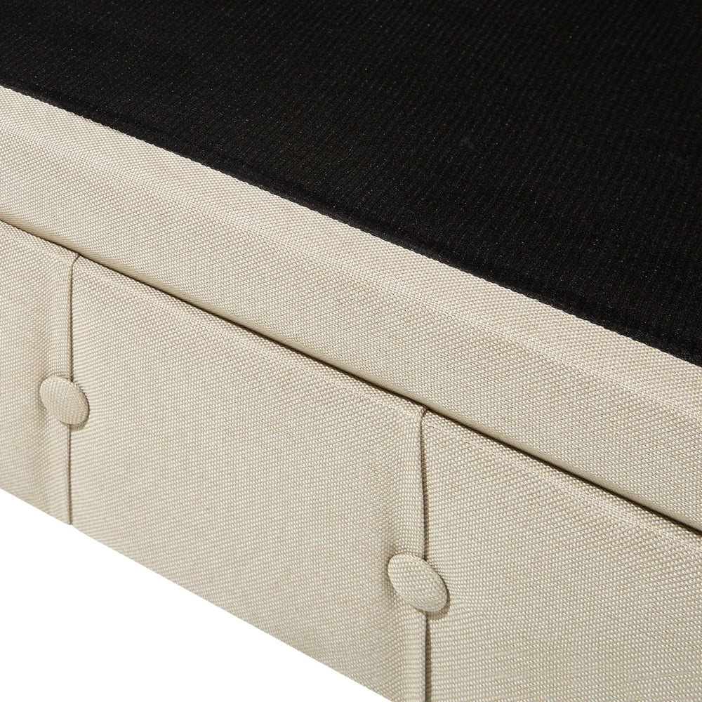 Poltrona Chesterfield Rivestimento in Tessuto Beige Gambe in Legno Scuro Contemporanea