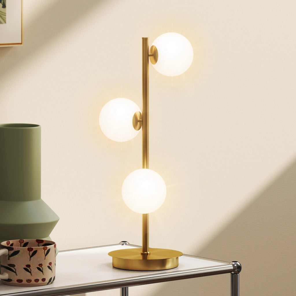 Lampada da tavolo con tre paralumi sferici ¨C Minimal ¨C acciaio, ottone, 24x24x53 cm