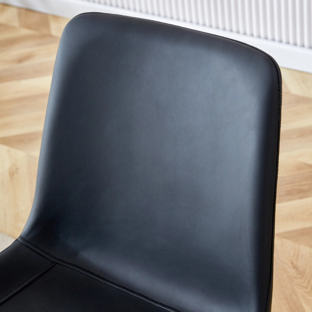 Set di 4 sedie da pranzo con seduta ampia e schienale ergonomico per sala da pranzo in PU nero e metallo