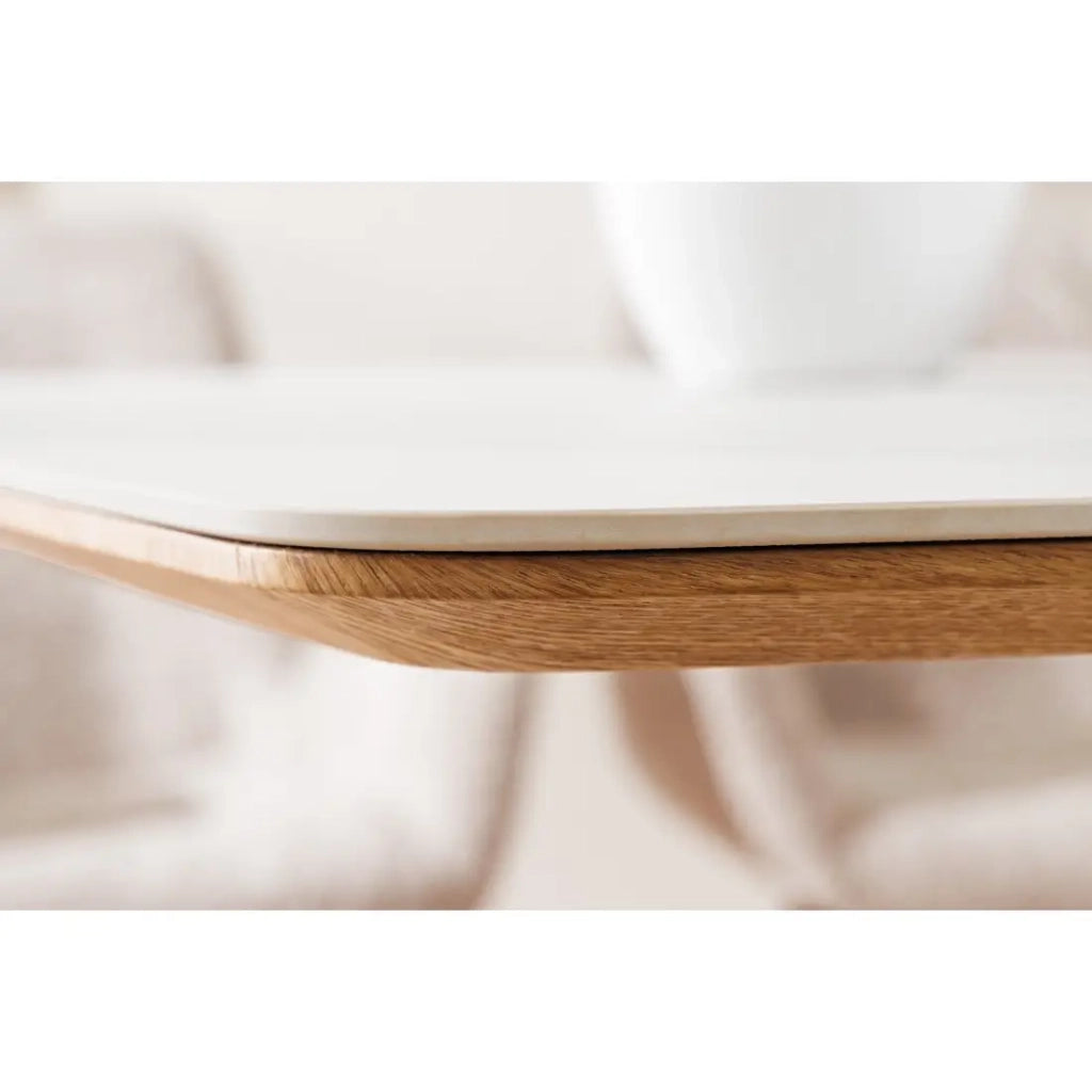 Tavolo da sala da pranzo LUMEA – Rettangolare 200 cm – Piano in ceramica effetto marmo bianco e piede aspetto legno chiaro