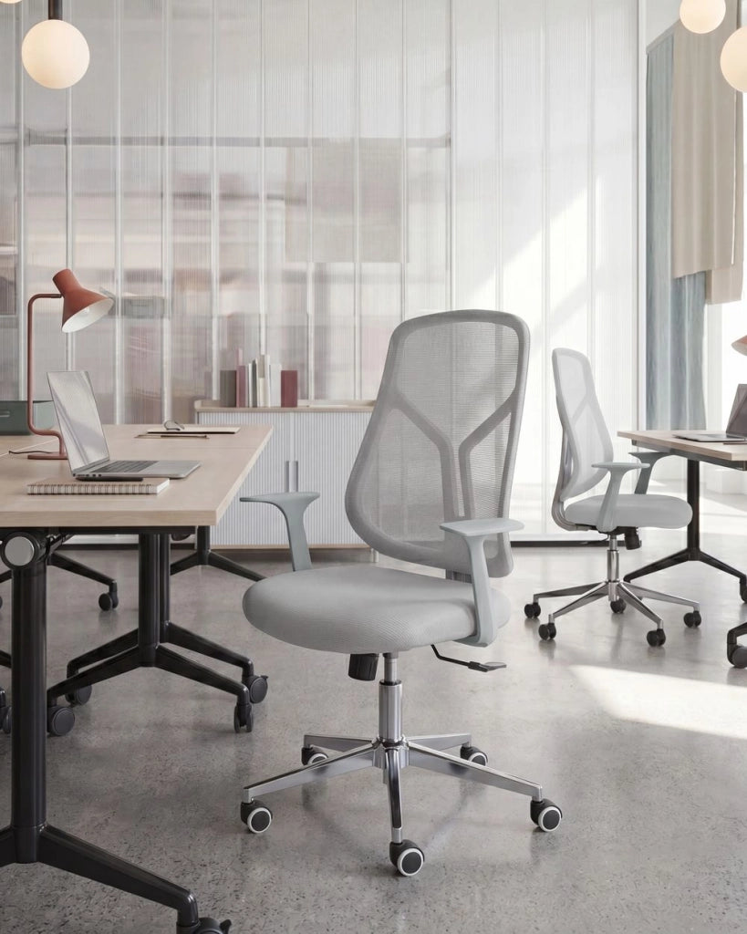 Sedia da ufficio grigio chiaro con rivestimento in rete, base girevole, altezza regolabile, braccioli, per ufficio domestico, stile moderno