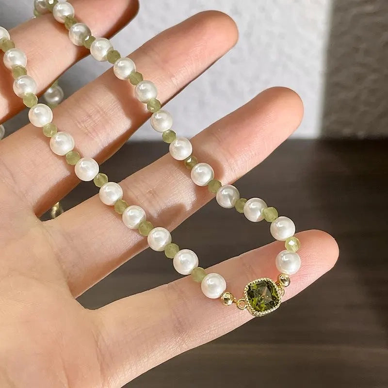 Collana fatta a mano con perla in pietra naturale e zirconi verdi, ideale come regalo di Natale o di compleanno.