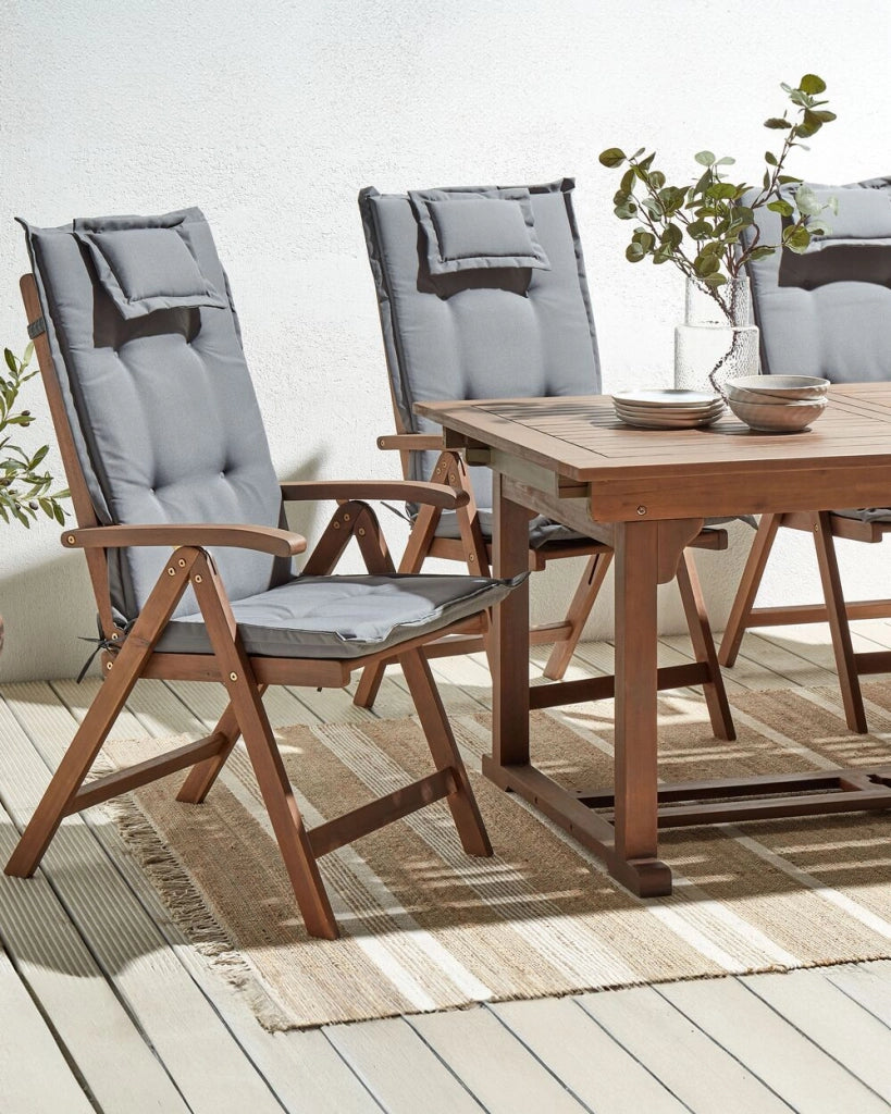Set di 6 sedie da giardino in legno di acacia scuro naturale regolabili e pieghevoli per esterni con braccioli in stile rustico con cuscini grigi