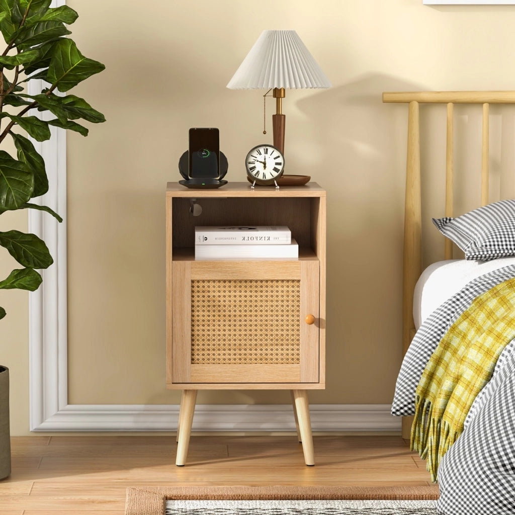 Set di 2 comodini in rattan con spazio di archiviazione-Tavolini con mensola aperta e porta decorata in rattan PE Naturale
