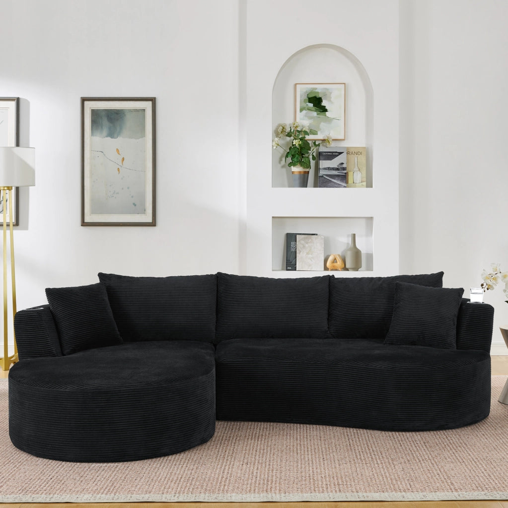 Divano a 3 posti dal design curvo in tessuto corduroy nero; con portabicchieri e cuscini