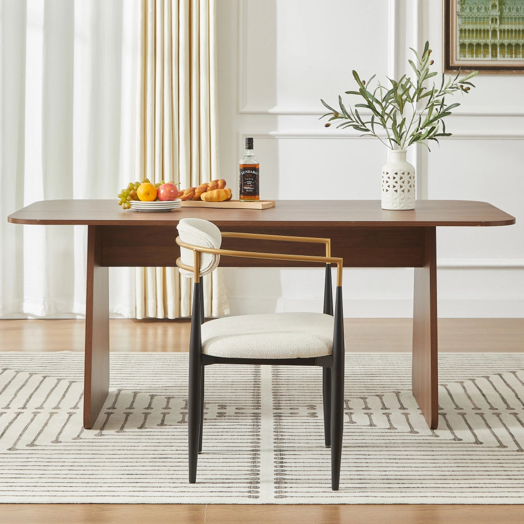 Chaise da pranzo in tessuto con struttura in metallo nero e dettagli oro, cuscini beige, braccioli