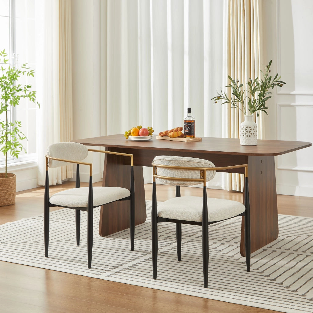 Chaise da pranzo in tessuto con struttura in metallo nero e dettagli oro, cuscini beige, braccioli