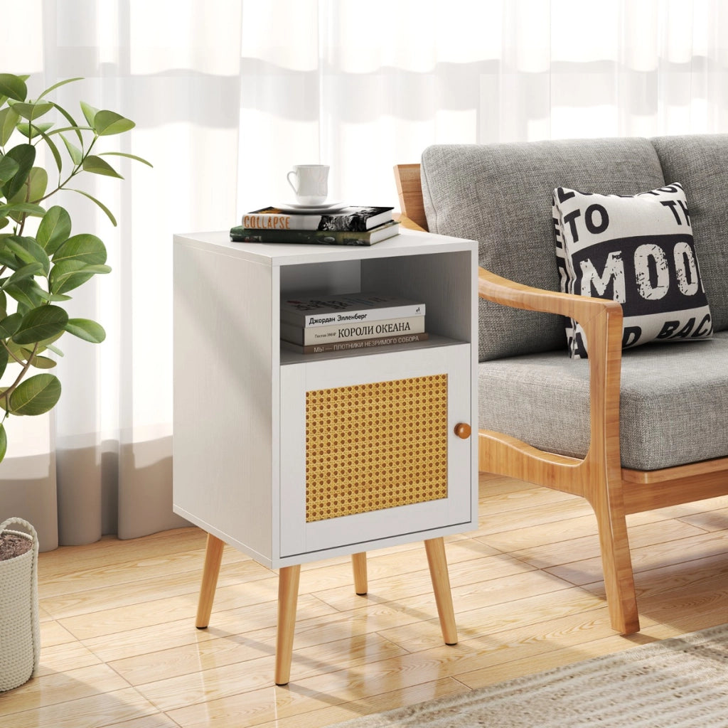 Set di 2 comodini in rattan con spazio di archiviazione, Tavolini con mensola aperta e porta decorata in rattan PE Bianco