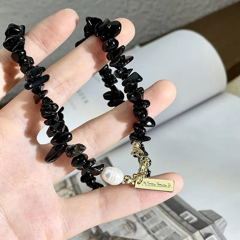 Collana fatta a mano con perline di cristallo nero naturale, ideale come regalo di Natale o di compleanno.