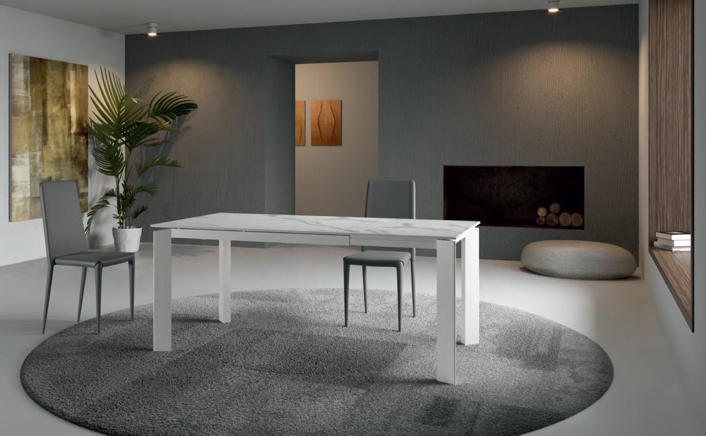 Sedia Cleo Impilabile in Similpelle Imbottita con Struttura in Metallo Grigio Chiaro - Seduta e Schienale Ergonomici - Design Moderno