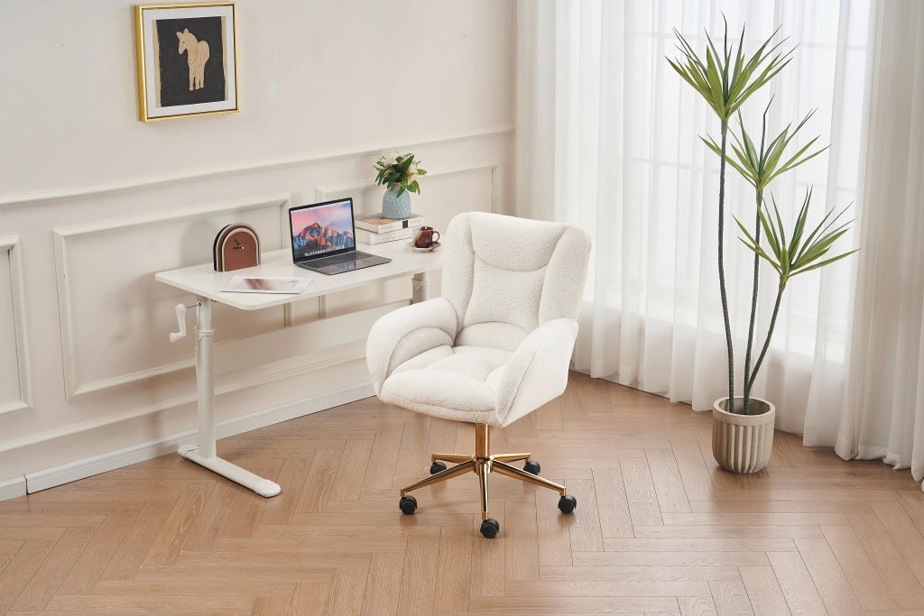 Sedia girevole regolabile in tessuto Teddy bianco con base in metallo dorato per home office