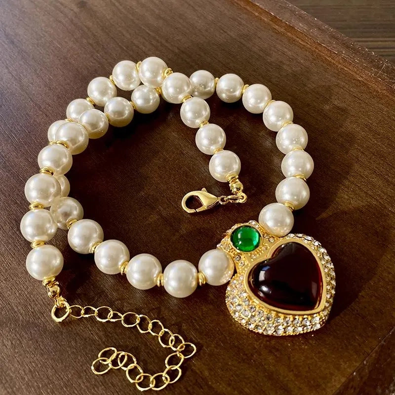 Collana con ciondolo a forma di cuore in perla di vetro vintage, realizzata a mano, regalo di Natale o compleanno.