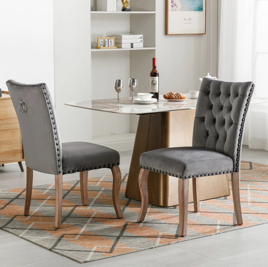 Sedia da pranzo in velluto grigio con gambe in legno e borchie decorative