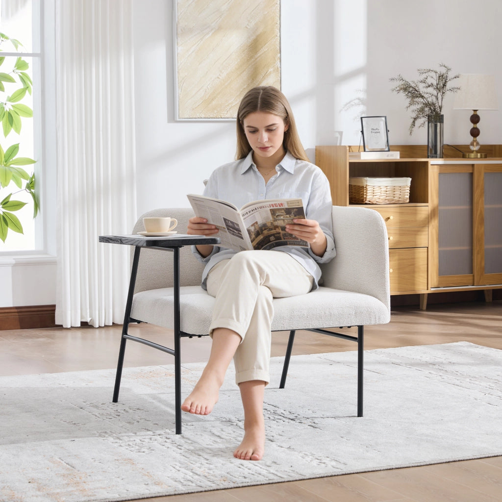 Poltrona da relax in chenille beige con tavolino laterale e tasche portaoggetti