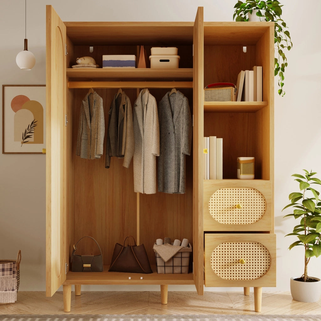 Armadio in legno massello, ante con decorazioni in vimini, 2 cassetti, ripiani aperti, color rovere