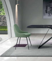 Sedia Nandy imbottita in microfibra verde acqua con gambe coniche in metallo verniciato nero - Design moderno per zona living