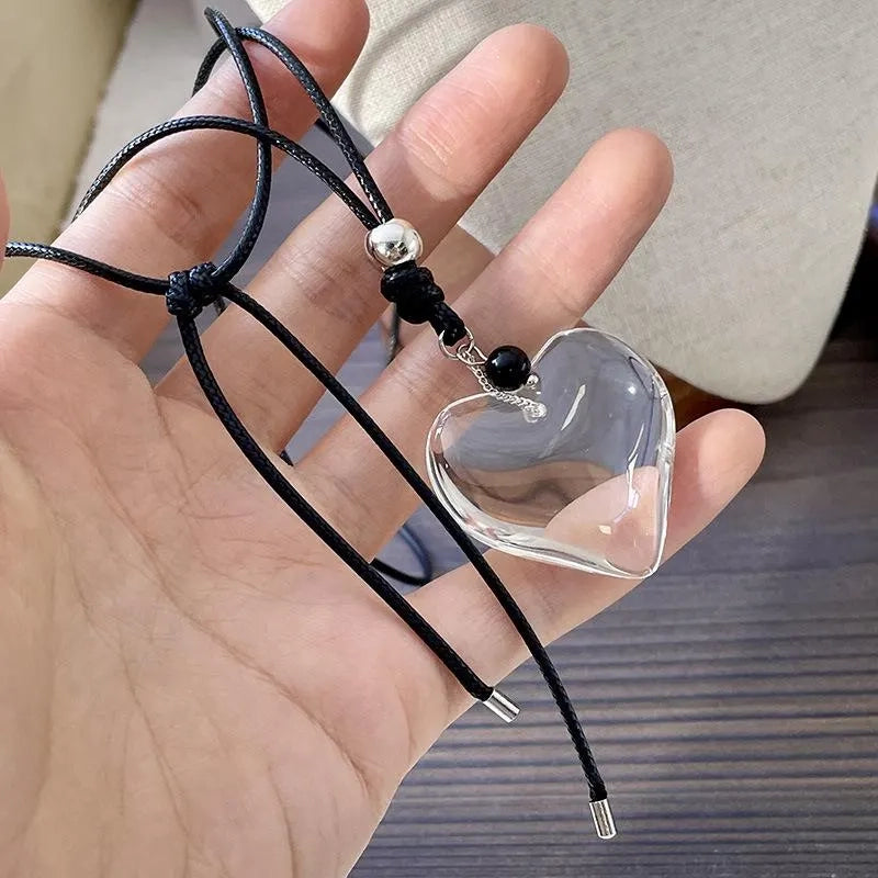 Collana con ciondolo a forma di cuore in vetro trasparente e cordino nero fatto a mano, regalo di Natale o compleanno.