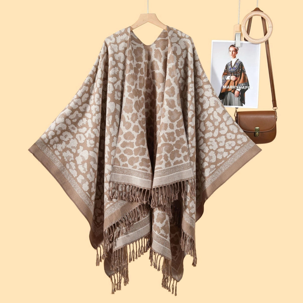 Elegante e classico scialle con spacco e nappe a stampa leopardata.
