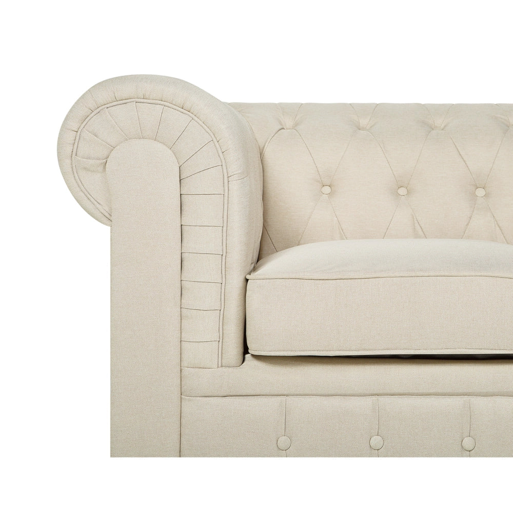 Poltrona Chesterfield Rivestimento in Tessuto Beige Gambe in Legno Scuro Contemporanea