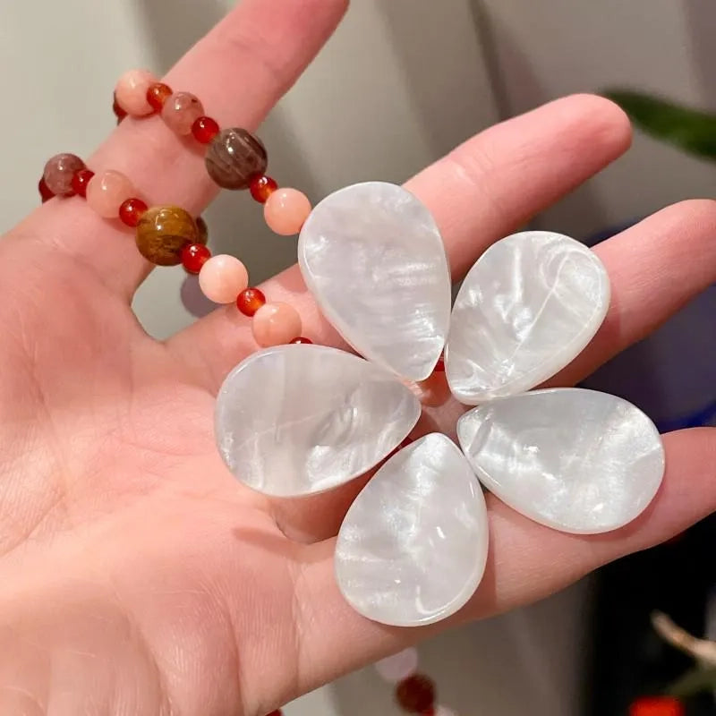 Collana vintage fatta a mano con perline di conchiglie naturali a forma di fiore, regalo di Natale o di compleanno.