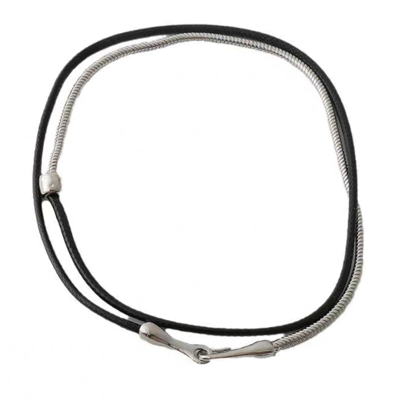 Collana girocollo da donna di alta gamma, elegante e semplice, con catena a maglie di serpente e corda in pelle, in stile europeo e americano.