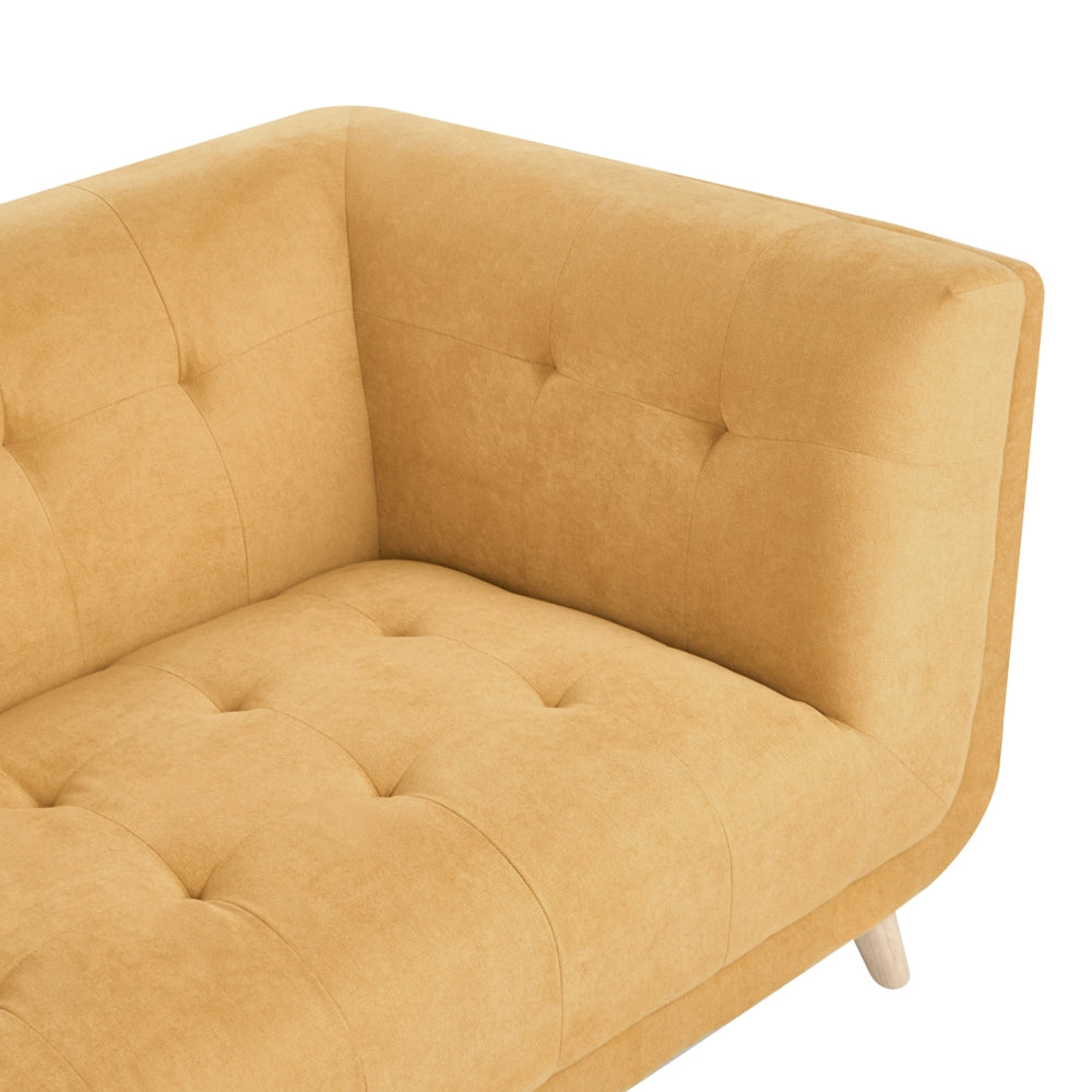 Divano a 2 posti in tessuto con cuscini decorativi, gambe in legno e trapuntatura decorativa, stile retrò senape