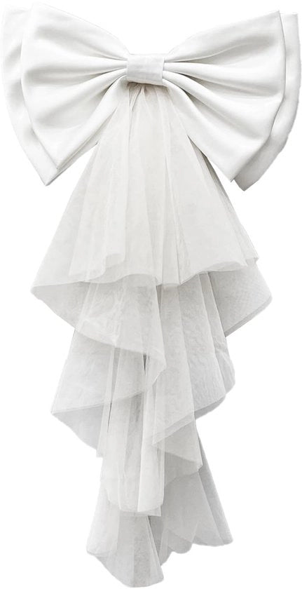 Strumento di assemblaggio per abito da sposa con code di tulle e coda a strisce.