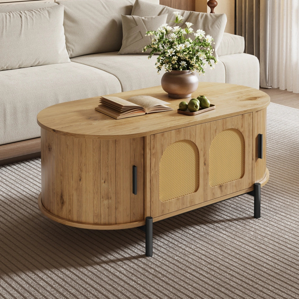 Tavolino da caffè ovale in MDF effetto legno naturale con ante in rattan e gambe in metallo nero, con vano contenitore