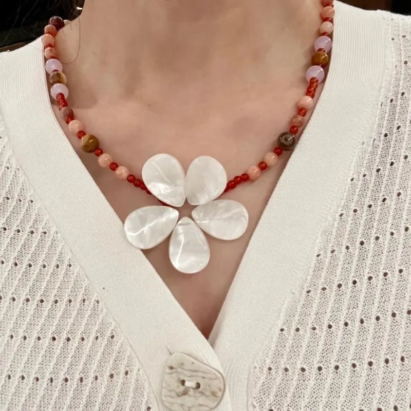 Collana vintage fatta a mano con perline di conchiglie naturali a forma di fiore, regalo di Natale o di compleanno.