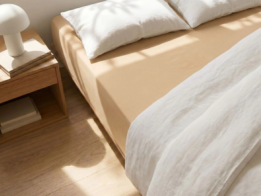 Lenzuolo con angoli cotone beige sabbia 160 x 200 cm con bordi elastici modello classico a tinta unita camera da letto classica