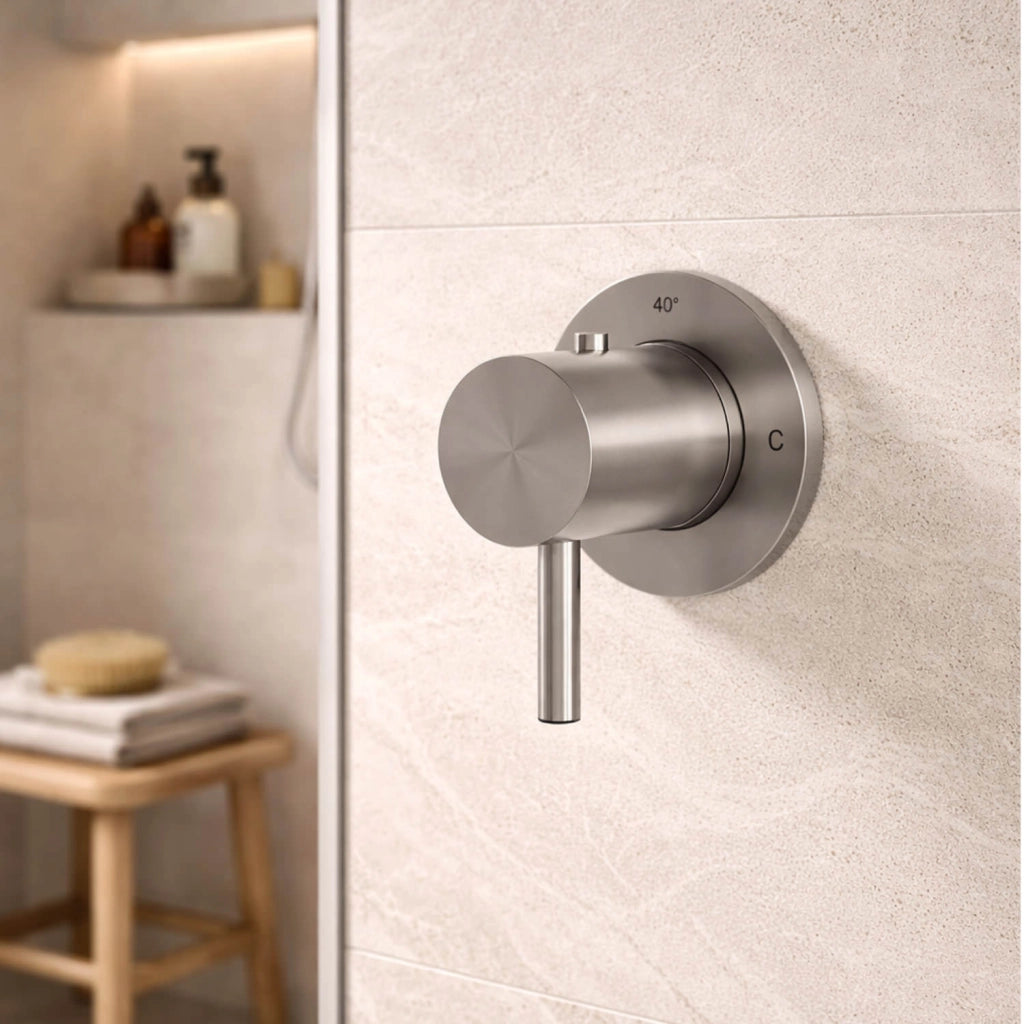 SINED Miscelatore muro doccia termostatico in acciaio inox 316L satinato con controllo automatico della temperatura ideale per installazioni interne ed esterne Modello LEVANTE