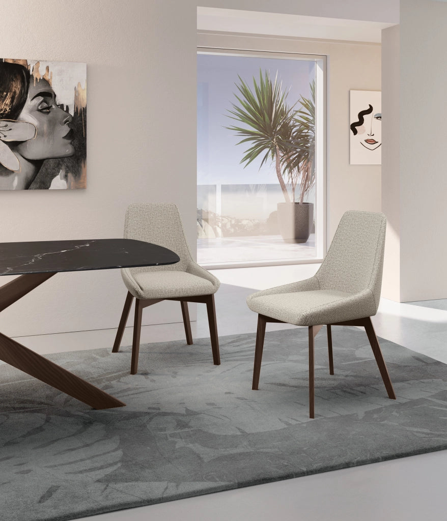 Sedia Vera da pranzo con seduta e schienale in tessuto beige e struttura in legno massello di noce - Design classico contemporaneo