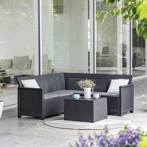 Salottino da Esterno Emma Corner Set 4 Pezzi in Resina Effetto Rattan con Divano Angolare 5 Posti e Tavolino Contenitore Colore Graphite Keter