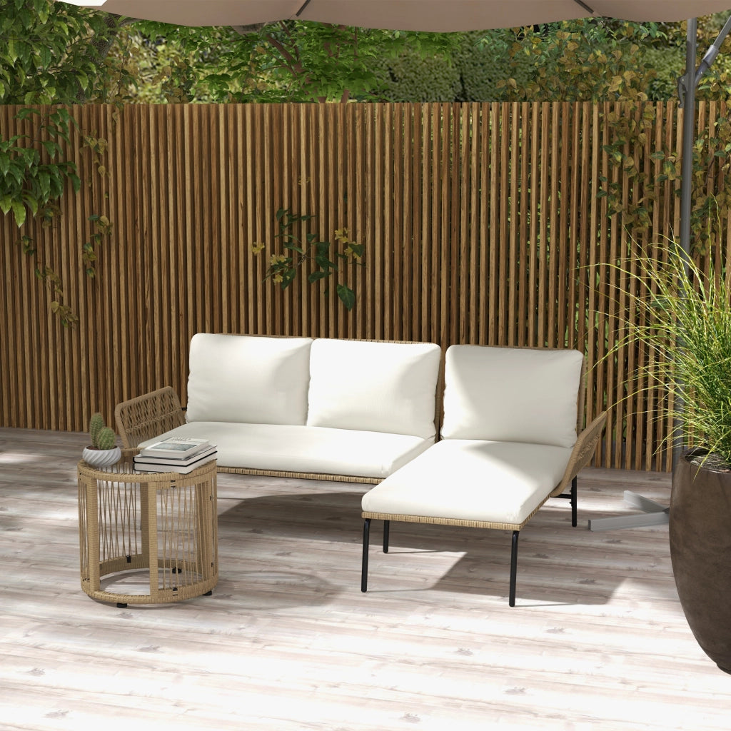 Set di mobili da giardino in rattan con lettino prendisole, tavolino da caff¨¨, divanetto e cuscini color crema per terrazza e balcone.