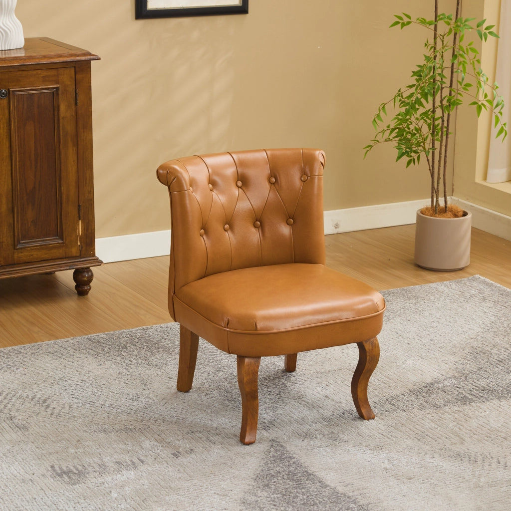 Sedia singola in pelle color marrone chiaro con gambe in legno massello e struttura robusta