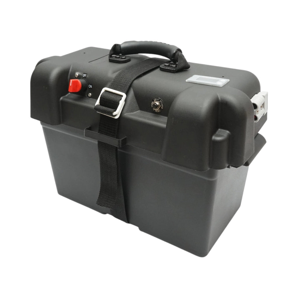 Cassetta per batteria auto 12V con voltmetro DC 6–30V, interruttore di alimentazione 100A, presa accendisigari, display LCD, 2 porte USB, 360 × 180 × 235 mm.