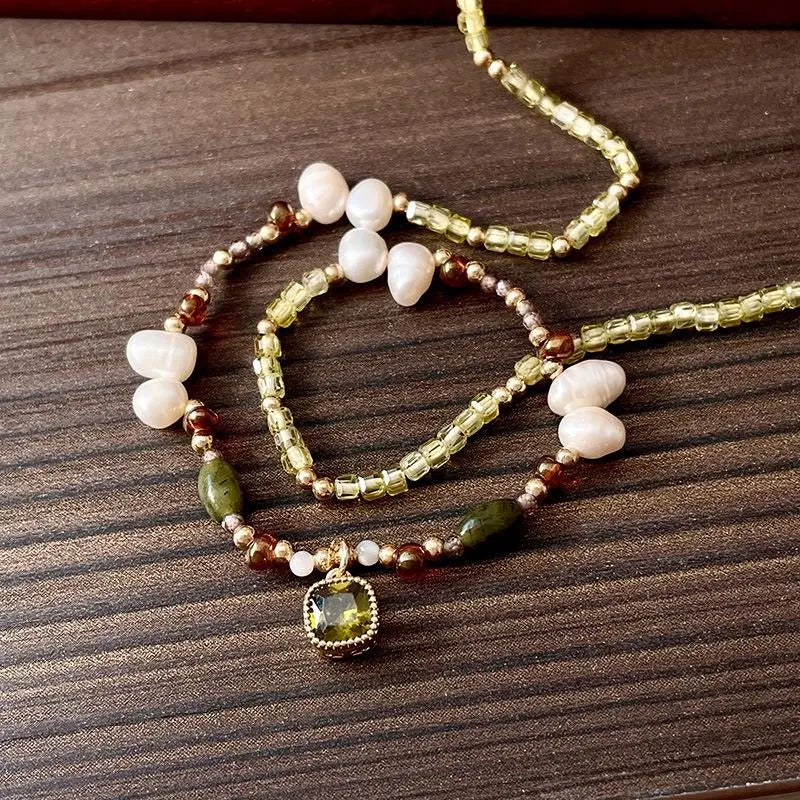 Collana con ciondolo in smeraldo e zirconi fatto a mano con pietre naturali e perle d'acqua dolce, regalo di Natale o di compleanno.