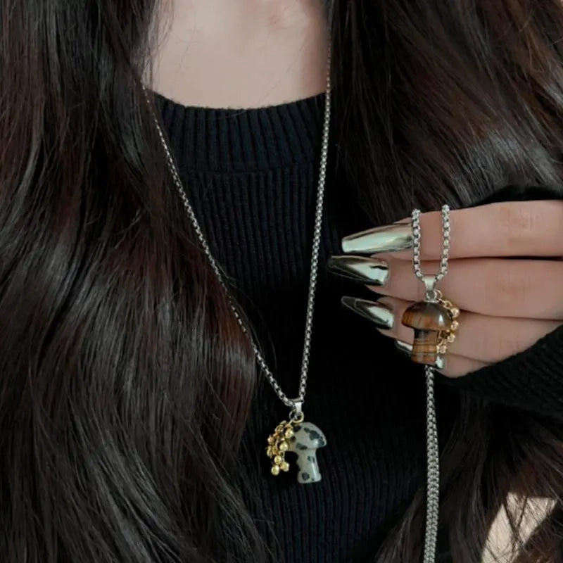 Collana lunga con ciondolo a forma di fungo di cioccolato in pietra naturale, realizzata a mano, regalo di Natale o di compleanno.